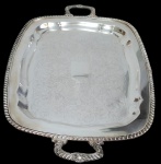 Grande e imponente bandeja da marca Silver Plate, produzida em metal espessurado a prata, bordas ornamentadas em relevo e alças laterais trabalhadas. Medidas: 64 x 37,5 x 3 cm.