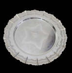 Antiga bandeja redonda, da marca Wolff, produzida  em metal espessurado a prata., medindo 44x3,5 cm.