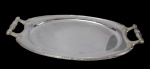 Bandeja oval, produzida em metal espessurado a prata, medindo: 54 x 30 cm.