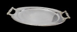 Bandeja oval produzida em metal espessurado a prata, medindo: 54 x 30 cm.