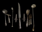 Lote contendo 10 talheres de servir, produzidos em metal espessurado a prata, composto por peças de modelos e funções variadas, com cabos lisos e ornamentados. Medidas: 37 / 11,5 / 25,5 / 21 / 24,3 / 15,4 / 35 / 12 cm.