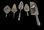 Lote contendo  cinco peças para servir, produzidas em metal espessurado a prata., medindo; 28 /14/21,5/18,5/16,5 cm.