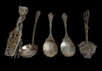 Lote contendo cinco talheres para servir, produzidos em metal espessurado a prata, medindo 21,5/20/19,5/19 cm.