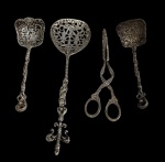 Lote contendo 4 talheres para servir, produzidos em metal espessurado a prata, ricamente cinzelado. Medindo 23,5/16/14/15 cm.