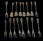 Lote contendo 16 talheres para petiscos, produzidos em metal, sendo 6 colheres e 10 garfos, com cabos ricamente decorados em relevo com motivos florais e acabamento torsado. Medidas: 14 cm e 16 cm.