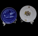 Dois pratos em porcelana,  sendo um da  manufatura Copenhagen e outro England., Medindo: 21 cm e 18 cm.