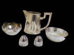 Cinco peças produzidas em metal espessurado a prata, sendo 1 leiteira Fracalanza, 2 bowls e 2 saleiros. Medindo: 17x7x13,5/12x5/ 10x5/ 5x4,2 cm.