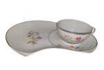 Antiga xícara de chá em porcelana, delicada esmaltação de flor e filete dourado. Manufatura no verso. Pires medindo: 28 x 20 x 3 cm.