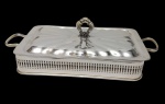 Antigo porta pirex  em metal espessurado a prata, laterias vazadas, pegas laterais e tampa com  pega cinzelada. Medindo: 27 x 17 cm.