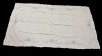 Grande toalha de mesa em linho bordado. Medindo: 155 x 280 cm.