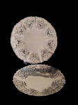Duas fruteiras/ centro de mesa em metal espessurado a prata, bordas ondulas e decoração fenestrada, sendo uma da manufatura Wolff e outra da Mappin & Webb's. Medindo:  31 x 3 cm e 25 x 4,5 cm.