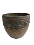 Cachepot produzido em metal com detalhes de rosas em relevo, necessita banho. Medindo: 22,5 x 26 cm.