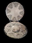 Duas fruteiras/ centro de mesa em metal espessurado a prata. bordas onduladas e decoração fenestrada.,sendo uma da manufatura Wolff e outra  Mappin & Webb's.  Medindo:  26 x 2 cm e 25,5 x 2,5 cm.