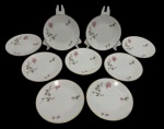 Rosenthal -  Nove pratos para pão em porcelana na cor branca, esmaltado com rosas e filete dourado. Medindo: 15,5 cm.