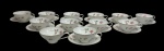 Rosenthal -  Conjunto com 12 xícaras de chá e 11 pires em porcelana na cor branca, esmaltado com rosas e filete dourado. Manufatura no verso