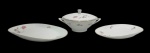 Rosenthal - Sopeira e duas travessas em porcelana na cor branca, esmaltado com rosas e filetes dourado. Manufatura no verso.  Medindo:  28 x 23 x 13 cm, 38 x 22,5 x 3,5 cm e 33 x 19,5 x 3 cm.