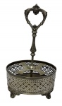 Suporte / Galheteiro em metal espessurado a prata, ricamente cinzelado, sobre quatro pés e laterais fenestradas. Medindo: 16,5 x 13,5 x 26 cm.