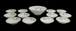 Rosenthal - Saladeiras e doze tigelas em porcelana na cor branca, esmaltado com rosas e filete dourado. Medindo: 13 x 3 cm e 22 x 8 cm.