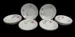 Rosenthal - Doze pratos fundos em porcelana na cor branca, esmaltado com rosas e filete dourado. Medindo:22,5 x 4 cm.