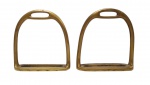 Par de antigos estribos de montaria em bronze. Medindo: 14 x 13 x 5 cm.