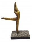 Escultura em bronze representando bailarina, sobre uma base de mármore, assinado Tonny. Medindo: 23 de altura e  base13 x 9 cm.