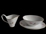 Rosenthal - Duas peças em porcelana na cor branca, esmaltado com rosas e filetes dourado, sendo molheira e cremeira. Medindo: 21 x 7 x 13 cm e 13,5 x 7,5 x 9,5 cm.