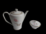 Rosenthal - Duas peças em porcelana na cor branca, esmaltado com rosas e filetes dourado, sendo 1 bule e 1 açucareiro. Medindo:  25 x 14,5 x 21 cm e  12 x 8 cm.