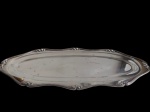 Wolff - Grande travessa produzida em metal espessurada a prata. Medindo:  64 x 26,5 cm.