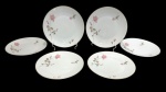 Rosenthal - Seis pratos rasos em porcelana na cor branca, esmaltado com rosas e filetes dourado. Medindo:  24,5 cm.