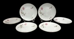 Rosenthal - Seis pratos rasos em porcelana na cor branca, esmaltado com rosas e filetes dourado. Medindo:  24,5 cm.