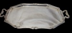 Fracalanza - Grande e imponente bandeja, produzida em metal espessurado a prata, alças laterais e bordas cinzeladas.  Medindo: 58 x 35  cm.