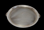 Bandeja produzida em metal espessurado a prata, no formato circular. Medindo: 38 cm de diâmetro e 43 cumprimento total.