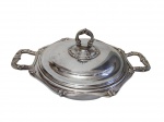 EPNS - Sopeira produzida em metal espessurado a prata, bordas laterais e pegas cinzeladas. Medindo: 15 x 31,5 x 23 cm.