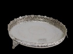 Bandeja redonda produzida em metal espessurada a prata, bordas laterais fenestradas, parte central  e pés cinzelados. Medindo: 32 x 5 cm.