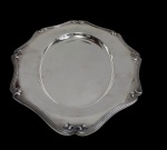 Fracalanza - Travessa oval produzida em metal espessurada a prata, bordas cinzeladas. Medindo: 39,5 x 26 x 3 cm.