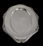 Fracalanza - Travessa oval produzida em metal espessurada a prata, bordas cinzeladas. Medindo: 44 x 29 x 3 cm.