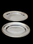 Wolff - Duas travessa ovais produzidas em metal espessurado a prata. Marcado ai verso. Medindo: 31 x 21 x 3 cm e 37 x 25 x 3 cm.