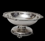 Fracalanza - Fruteira produzida em metal espessurado a prata, bordas laterais e pés cinzelados.  Medindo:  27,5 x 13,5 cm.