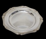 Fracalanza - Bandeja produzida em metal espessurado a prata, bordas cinzeladas. Medindo: 27 x 3 cm.