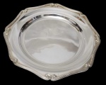 Fracalanza - Bandeja produzida em metal espessurado a prata, bordas cinzeladas, marcado ao fundo. Medindo: 38 x 3 cm.
