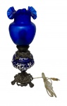 Luminária / abajur com cúpula em vidro azul e guarnições em metal cinzelado. Medindo:  43,5 x 14 cm.