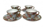 Quatro xicaras para chá em seus respectivos pires, produzidos em porcelana, com rica decoração flora.