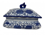 Caixa porta joias em porcelana na cor branca, esmaltado com flores e ramos na cor azul. Medindo:  21,5 x 15,5 x 15,5 cm.