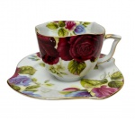 Belíssima xícara de chá em porcelana na cor branca,  com decoração floral e filete dourado.