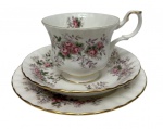 Royal Albert , " Lavander rose "  Trio para chá em porcelana, na cor branca, esmaltada com rosas e filete dourado.