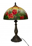 Antigo abajur com base em metal cinzelado, cúpula em pasta de vidro decorado com rosas e flores. Medindo: 46 x 30 cm.