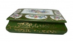 Belíssima caixa porta joias em porcelana na cor verde, esmaltada com flores na parte central e filetes dourado. Medindo: 19 x 13,5 x 6 cm.