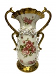 Vaso em porcelana na cor branca, esmaltado com rosas e rica douração na base, alças e borda com frisos de ouro. Parte central ostentando rosas em relevo. Medindo: 22 x 12,5 x 30,5 cm.