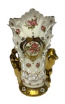 Belíssimo vaso em  porcelana, esmaltado com rosas, base e pegas laterais com detalhes em ouro, ostentando rosas e flores em relevo. Medindo: 24,5 x 17 x 35 cm.