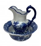 Gomil em porcelana  na cor branca, esmaltado com decoração de época em tons de azul. Medindo: 12,5 x 17,5 x 19,5 cm e 23 x 9 cm.